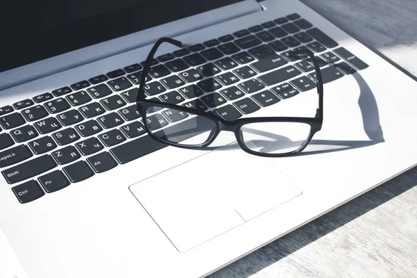 键盘上的眼镜 — 图库照片