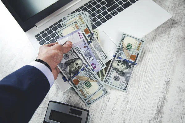 Man hand money on keyboard — Stock Photo, Image