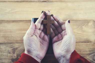 Kadın eli kitapla çapraz