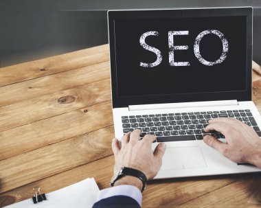 bilgisayar ekranında seo metin 