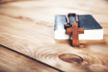 Kitap üzerinde çapraz