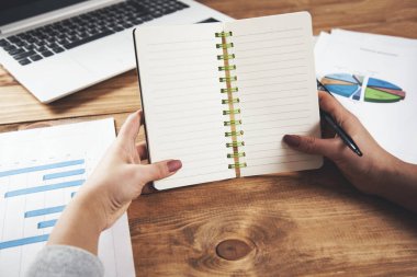 kadın bilgisayarlı not defteri 