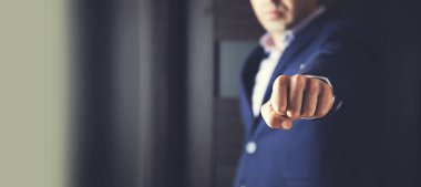 Erkek eli yumruk işareti. 