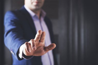 Ekrandaki adam dokunuyor  