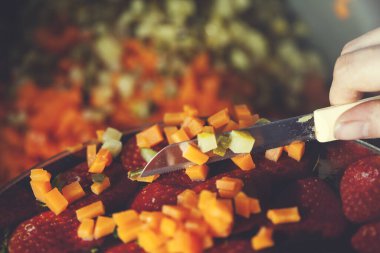 Kadın pancar salatası hazırlıyor.