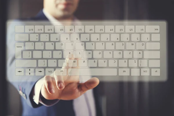 Hombre tocando en teclado —  Fotos de Stock