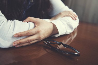 Masada gözlüklü kadın eli