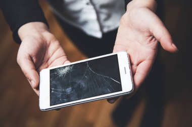 bebek eli kırık telefon.