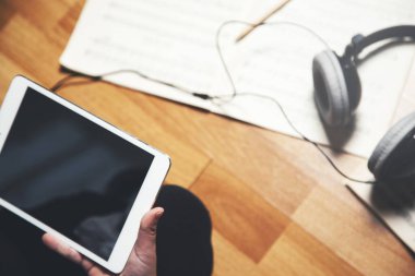 kız el tableti ve müzik kitabı.