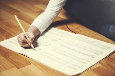 Müzik kitabı olan kız el kalemi