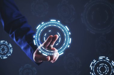 İş adamı hologram ekranı kullanıyor 