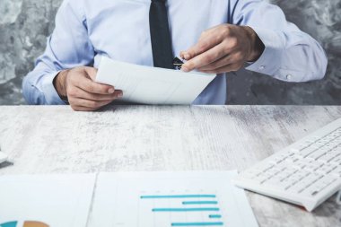 Ofiste el üstünde tutulan bir adam