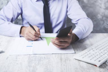 adam cep telefonu ve belge.