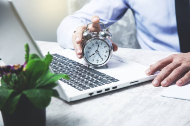 Klavyede insan saati