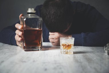 Üzgün adam viskiyi eline aldı
