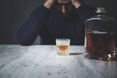 Hüzünlü adam viskiyle el ele