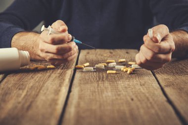 Adam eli ilaç ve şırınga