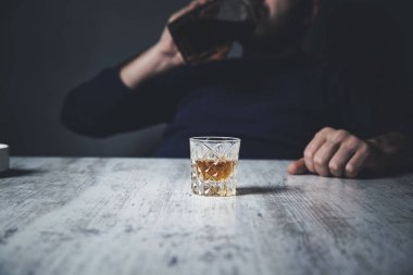 Üzgün adam viskiyi eline aldı