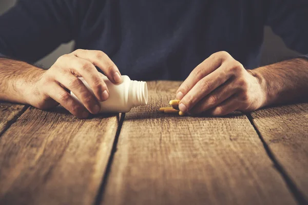 Hombre mano medicina y jeringa —  Fotos de Stock