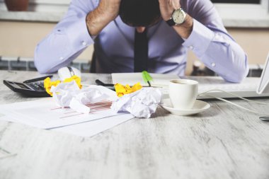 Üzgün adam kağıtları masanın üzerine koydu.