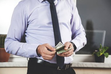 Genç işadamının elinde para var.