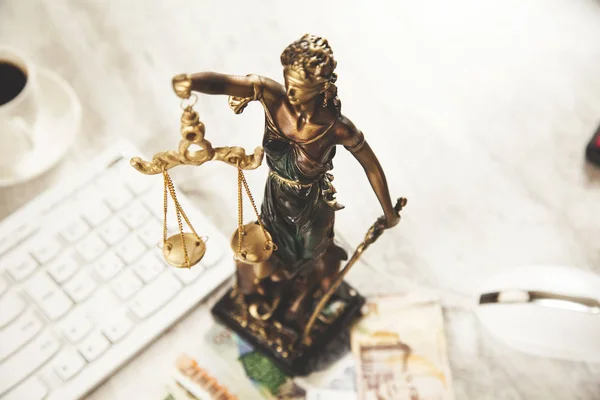 Justitie Dame Geld Met Toetsenbord Het Bureau — Stockfoto