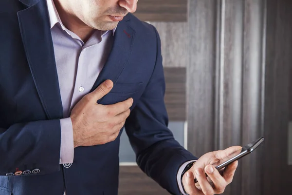 Hombre Triste Mano Teléfono Con Corazón — Foto de Stock