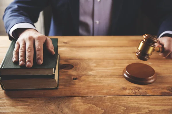 Man Hand Rechter Met Boek Bureau — Stockfoto