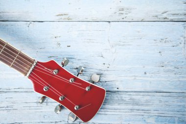 Gri tahta arka planda kırmızı gitar