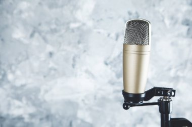 Gri ve beyaz arkaplanda mikrofon