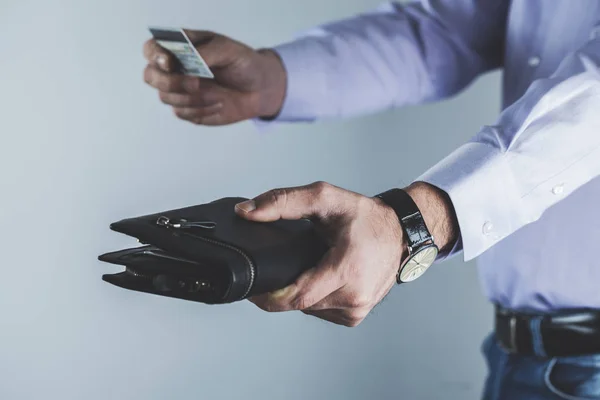 Man Hand Holding Portemonnee Met Creditcard — Stockfoto