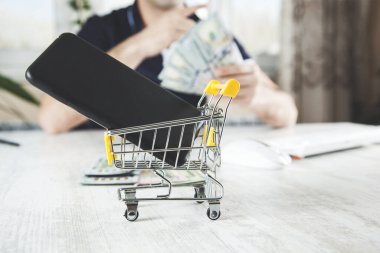 Sepette erkek eli parasıyla.