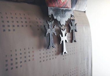 Takvimde tahta haç duvar arkaplanında