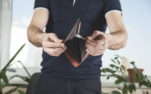 Junger Geschäftsmann Reicht Leere Brieftasche Wohnung — Stockfoto