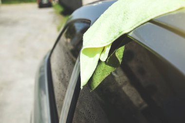 Genç işçi el bezi yıkıyor.