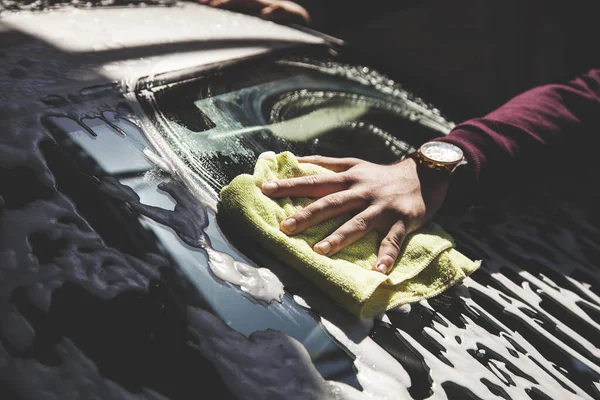 Junger Arbeiter Mann Handtuch Waschen Auto — Stockfoto
