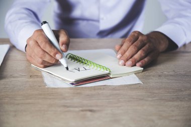 Adam not defterine vergi metni yazmış.