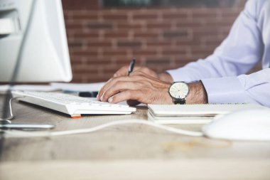İş adamı el klavyesini ofis masasına koydu.