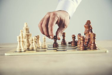 İş adamı el satranç tahtasında