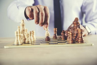İş adamı el satranç tahtasında