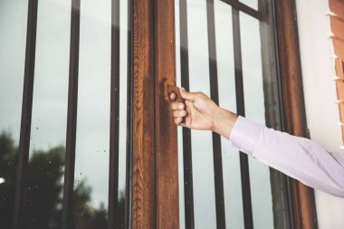 Pencere arkasında genç bir iş adamı