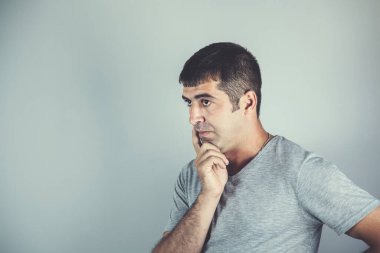 Düşünen adam gri arka planda el ele