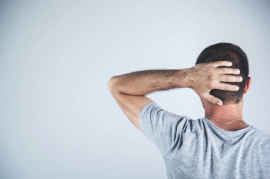  Gri arka planda el ele tutuşan adam