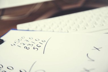 Masasında bilgisayar klavyesi olan belge