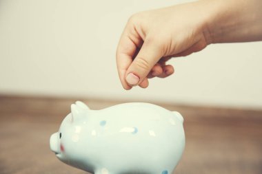 Kahverengi arka planda mavi kumbaralı kız eli