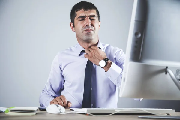 Joven Hombre Cansado Escritorio Oficina — Foto de Stock