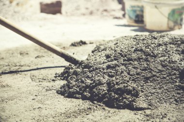 İşçi eli sıva ve spatula sokakta.