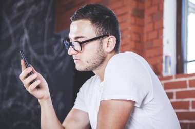 Erkek eli akıllı telefon ofiste.