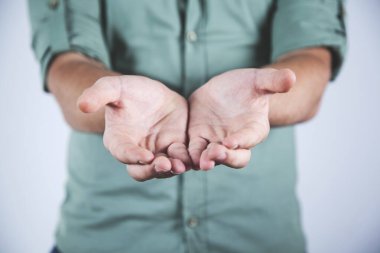 Genç adam stüdyoda içi boş bir avuç içi