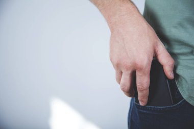 Stüdyoda cep telefonu var.